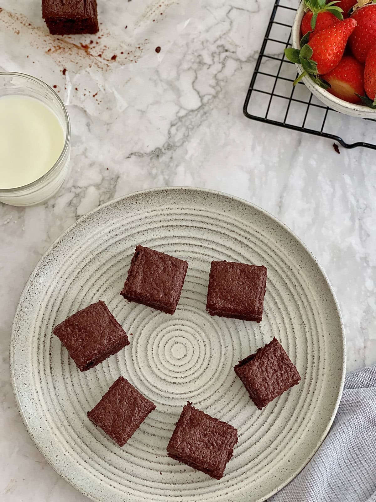 mini chocolate brownie cakes with milk and fresh strawberries.